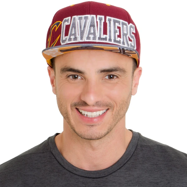 BONÉ ADIDAS FLAT CLEVELAND CAVALIERS - Bordo/grafite