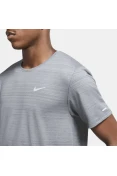 CAMISETA DE CORRIDA NIKE DRI-FIT MILER MASCULINA - Grafite CAMISETA DE CORRIDA NIKE DRI-FIT MILER MASCULINA - Grafite