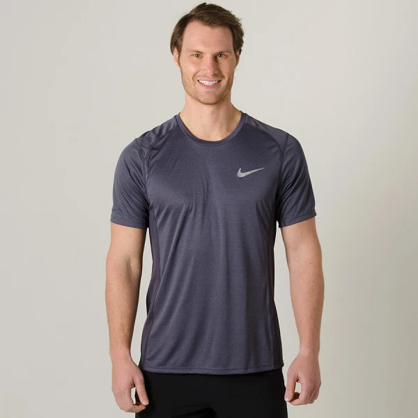 CAMISETA NIKE DRY MILER RUNNING TOP MASCULINA - Chumbo