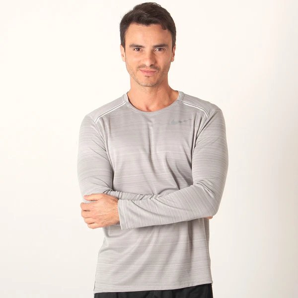 CAMISETA NIKE MILER MANGA LONGA MASCULINA - Cinza