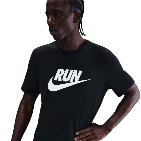 CAMISETA NIKE RUN SWOOSH MASCULINA - Preto