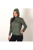 JAQUETA CORTA-VENTO NIKE ESSENTIALS FEMININA - Verde JAQUETA CORTA-VENTO NIKE ESSENTIALS FEMININA - Verde